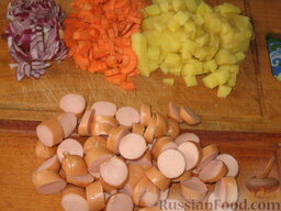 Пестрый суп: Овощи порежем мелкими кубиками, сосиски  - кружочками. В кипящую воду (бульон) вкинем картофель и варим его 5 минут. Потом добавим к нему горошек и вермишель, и будем варить еще 4-5 минут.
