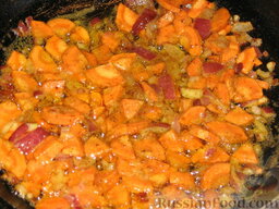 Пестрый суп: Лук и морковь обжарим на разогретом масле. Добавим карри, поперчим. Добавим овощи в суп и дадим закипеть. Посолим по вкусу.
