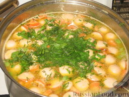 Пестрый суп: Вкинем в суп порезанные сосиски и кукурузу и, как только закипит, выключаем огонь. В суп с кукурузой и сосисками добавляем зелень.