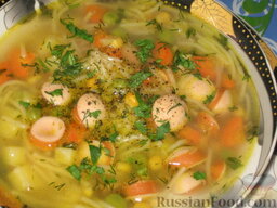 Пестрый суп: Суп с кукурузой и сосисками готов. Приятного аппетита!