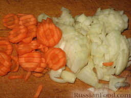 Индейка в пивном соусе: Приготовить соус для индейки. Нарезать луковицу кубиками, а морковь кусочками.