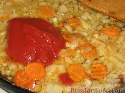 Индейка в пивном соусе: В жире, оставшемся в сковороде, обжарить лук. Добавить морковь и через 3 минуты муку, потом томатную пасту. Посолить и поперчить. Влить пиво и все перемешать.