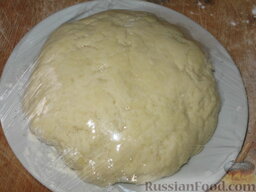 Рыбный пирог со сметаной: Постепенно добавляя муку, замесить гладкое тесто, придать ему форму шара, накрыть пленкой и поставить на 30 минут в холодильник.