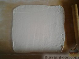 Хинкал из баранины с чесноком: Раскатываем тесто для хинкала в прямоугольник толщиной 0,5 см.