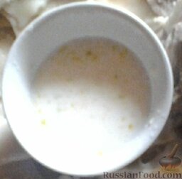 Хинкал из баранины с чесноком: Готовим соус для хинкала. Измельчаем чеснок и смешиваем его с майонезом или сметаной. Вливаем воду и перемешиваем, солим.