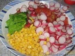 Салат с кукурузой и редисом: Все смешаем, посолим и заправим. Сегодня я заправила салат с кукурузой майонезом.