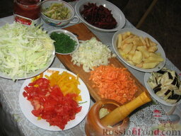Борщ гетманский: Овощи очистить. Лук нарезать кубиками, морковь, свеклу, перец, капусту, баклажаны – крупной соломкой. Картошку – брусочками.
