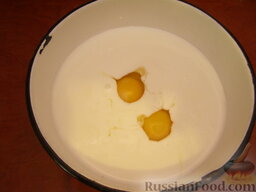 Плачинды (плацинды) с зеленью и яйцом: В кефир добавляем яйца, соль, соду. Соду можно погасить уксусом.