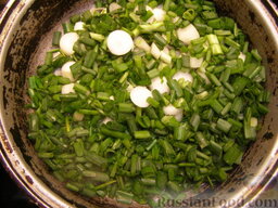 Начинка из зелени с яйцом (для несладкой выпечки): Обжариваем порциями лук и зелень. Обжаренные порции перекладываем в казанок или кастрюлю с толстым дном.