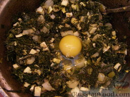 Начинка из зелени с яйцом (для несладкой выпечки): Смешиваем яйца с остывшей зеленью, добавляем одно сырое яйцо, тщательно перемещиваем.