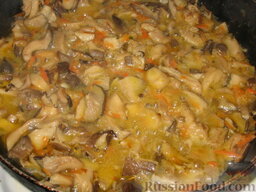 Картофельные зразы и грибы: Вешенки измельчим и обжарим с луком и морковью на растительном масле, посолим и поперчим, приправим грибной приправой. Уменьшим огонь, накроем крышкой и потушим 20 минут. Если грибы очень  «сухие», можно добавить немного бульона или воды.