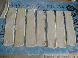 Кольцевой пирог с двойной начинкой: Разрезаем пласт теста на полоски шириной 4-5 см, немного их раскатываем по длине и ширине.