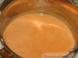 Беф-строганов: В сотейнике готовим соус – смешиваем сметану, томатную пасту, горчицу и бульон. Солим и перчим, доводим  до кипения и отставляем.
