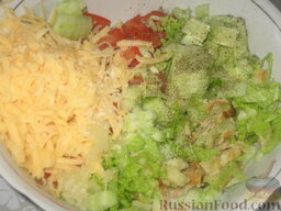 Салат с жареными кабачками: Жареные кабачки, помидор, огурец и салат нарежьте соломкой.   Сыр крупно натрите, выдавите чеснок.   Немножко посолите и поперчите. Добавьте в салат из кабачков майонез и перемешайте.