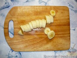 Сангрия: Банан очистить и порезать кружочками.