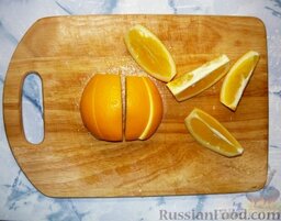 Сангрия: Апельсин и мандарин порезать дольками вместе с кожурой.