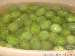 Варенье из зеленых грецких орехов: Верхним прозрачным раствором заливаем орехи на 24 часа. В растворе орехи могут потемнеть. Мои стали пятнистыми.