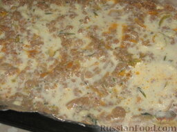 Мясная лазанья с кабачком: Поливаем его соусом и трем сыр.