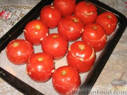 Помидоры, фаршированные мясом, или приворотные "золотые яблоки": Этой массой наполняем помидоры и накрываем фаршированные помидоры срезанными верхушками. Поместим фаршированные помидоры на противень и поставим в разогретую до 180 градусов духовку на 30 минут.  Готовые фаршированные помидоры выложим на тарелку и украсим петрушкой.  Приятного аппетита!