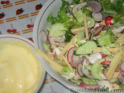 Салат с редисом и огурцом: Для соуса слегка взбиваем майонез с карри и лимонным соком. Поливаем салат из редиса соусом. Украшаем редисом и зеленью.