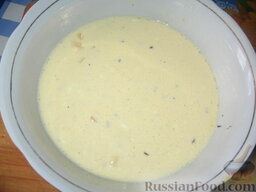 Пирог с черемшой: Сыр нарезать мелкими кубиками, яйца взбить, добавить сыр. Смешать со сметаной и ветчиной с черемшой. Приправить солью, перцем и тмином.