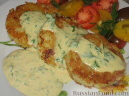 Картофельно-рыбные оладьи: Выложим картофельно-рыбные оладьи на тарелку, польем горчичным соусом.  К оладьям можно приготовить салат из помидоров.   Приятного аппетита!