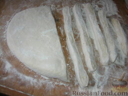 Полтавские галушки: Потом тесто для галушек раскатать в толстый (2 см) круг и порезать его на полоски, шириной 2 см.
