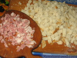 Австрийские кнедли для бульона: Как приготовить кнедли:  Хлеб нарезать мелкими кубиками. Грудинку тоже нарезать мелкими кубиками.