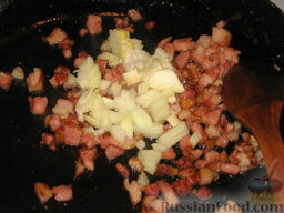 Австрийские кнедли для бульона: Грудинку обжарить на сковороде на масле с мелко порезанным луком.