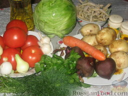 Холодный борщ: Как приготовить холодный борщ:  Можно сварить овощной бульон, а можно просто взять 4л воды. Пока вода греется, приготовим овощи. Помоем их и почистим.