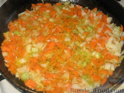 Холодный борщ: На сковороде разогреваем подсолнечное масло и пассируем лук с морковкой.
