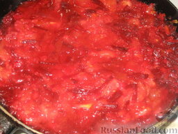 Холодный борщ: Добавим помидоры и томатный соус в сковороду. Томатный соус даст борщу больше кислоты. Пусть на маленьком огне все потушится минут 7-10. Борщовая заправка готова.