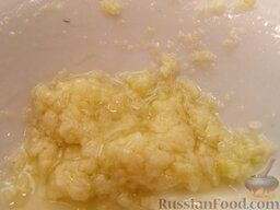 Закуска из кабачков с чесноком и помидорами: Смешиваем чеснок с растительным маслом, уксусом. Можно добавить немного соли. Смазываем каждый кружочек кабачка чесночным соусом.