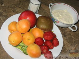 Фруктовый салат с абрикосами: Как приготовить фруктовый салат:  Все фрукты моем и высушиваем салфеткой. Абрикосы и нектарин разрезаем и удаляем косточки. Чистим киви.