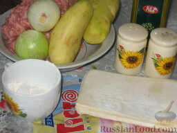 Бурек по-сербски: Как приготовить бурек по-сербски:  Очистим овощи. Разморозим тесто, положив пластины отдельно.