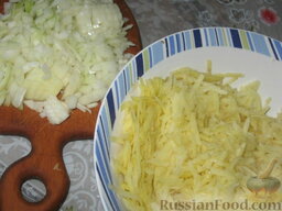 Бурек по-сербски: Картофель потрем  на крупную терку,  лук мелко порежем и смешаем с фаршем. Посолим и поперчим.