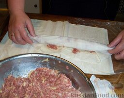Бурек по-сербски: Если есть тесто-фило, то берем 2-3 листочка теста, кладем немного фарша, и закручиваем тесто сначала в трубочку,