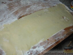 Бурек по-сербски: Стараемся раскатывать тесто в одну сторону.В итоге получим тонкий длинный «шарф», который смазываем маслом.
