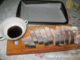 Стейки из тунца: Нарезаем поперек на стейки (примерно по 1,5 см).