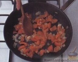 Запеканка из риса, помидоров и баклажанов: 4. В сковороде разогреть оставшуюся 1 столовую ложку оливкового масла, выложить на сковороду шалот и чеснок, жарить, помешивая, 3-4 минуты. Затем добавить в сковороду резаные помидоры и готовить еще 2-3 минуты. Налить вино, насыпать базилик и черный молотый перец. Довести массу до кипения, снять сковороду с плиты и высыпать в нее рис и оливки, перемешать.