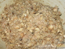 Котлеты Эстонские: Грибы, куриный фарш и орехи перемешать, добавив соль, перец, муку, майонез и яйца.