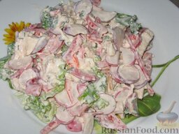 Салат с курицей и редисом: Украсить салат с курицей можно зеленью и редисом.  Приятного аппетита!