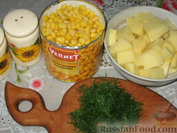 Суп с кукурузой и копченым рыбным филе: Картофель режем кубиками и добавляем в бульон. Варим 10 минут, добавляем кукурузу и варим суп с кукурузой еще 5 минут.