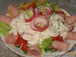 Салат Весенняя сказка: Перед подачей на стол  заливаем  салат соусом. Украшаем овощами и зеленью.  Приятного аппетита!
