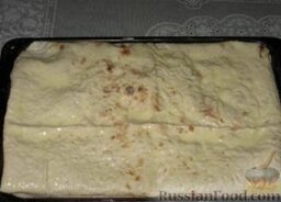 Хачапури из лаваша: Накрываем второй половиной лаваша и подворачиваем боковушки под него. Смазываем кефиром с яйцом и ставим в предварительно разогретую до 180 градусов духовку на 25-30 минут.