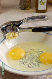 Запеченные в панировке кабачки: В тарелку разбил два яйца, добавил к ним продавленный через чесночницу зубчик чеснока и взбил хорошенько вилкой. Можно чесночную кашицу предварительно еще растереть со щепоткой соли.