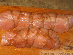 Буженина из индюшки: Чтобы мясо имело лучшую форму, обвязываем его кулинарной нитью или шпагатом. Потом натираем мясо приготовленной смесью.   Духовку разогреваем до 250 градусов.