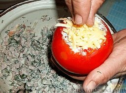 Фаршированные помидоры в духовке: Оставим немного места и поверх салата добавим сыр, «закупорив» отверстие чашечки.