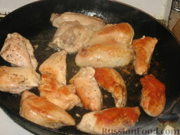Летнее овощное рагу с курицей: Как приготовить овощное рагу с курицей:  Куриное мясо режем крупными кусочками, солим и перчим и обжариваем на масле.