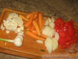 Летнее овощное рагу с курицей: Добавляем к курице порезанные соломкой перец, лук и морковь (мелкую морковь не режем). Посолим по вкусу. Молодой чеснок режем пластинками и выкладываем к курице. Добавляем бульон. Накрываем крышкой, уменьшаем огонь и тушим, помешивая, 15 минут.